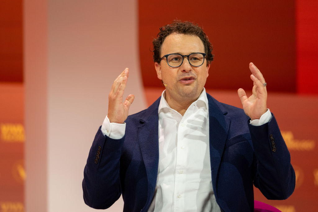 巴黎 AI 峰会反思：AI 发展迅猛，监管与利益分配成焦点