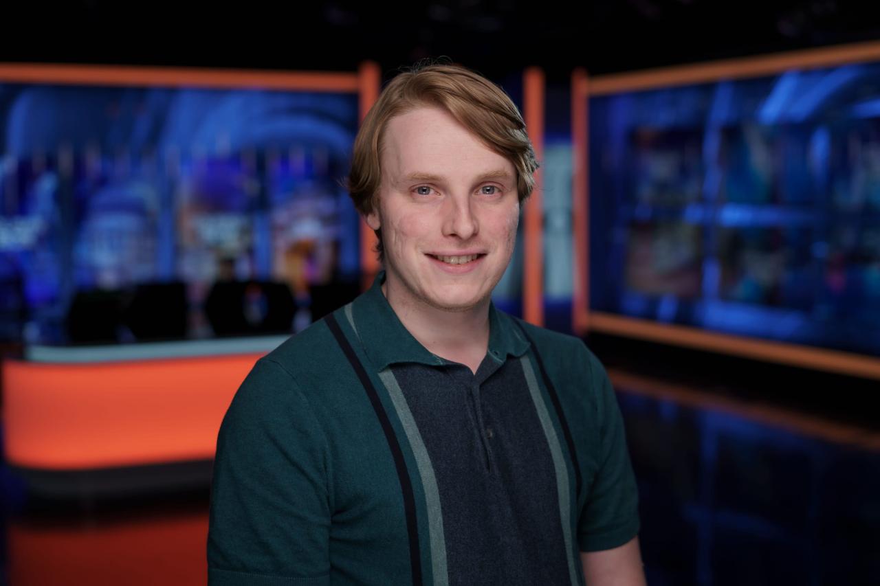 Adobe 推出移动版 Firefly AI 图像生成器，挑战 OpenAI 地位