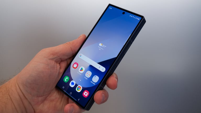 手持 Samsung Galaxy Z Fold 6