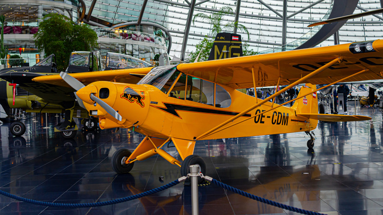 一架 Piper PA-18-150 Super Cub 飞机在机库中展示