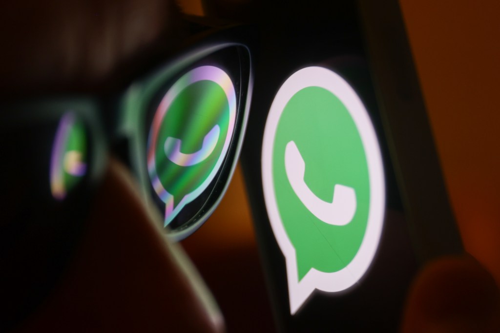图 7：WhatsApp 标志反射在太阳镜上并显示在手机屏幕上。