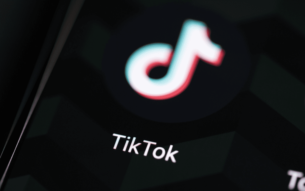 TikTok 难以遏制 AI 生成的仇恨视频传播浪潮 TikTok 难以遏制 AI 生成的仇恨视频传播浪潮