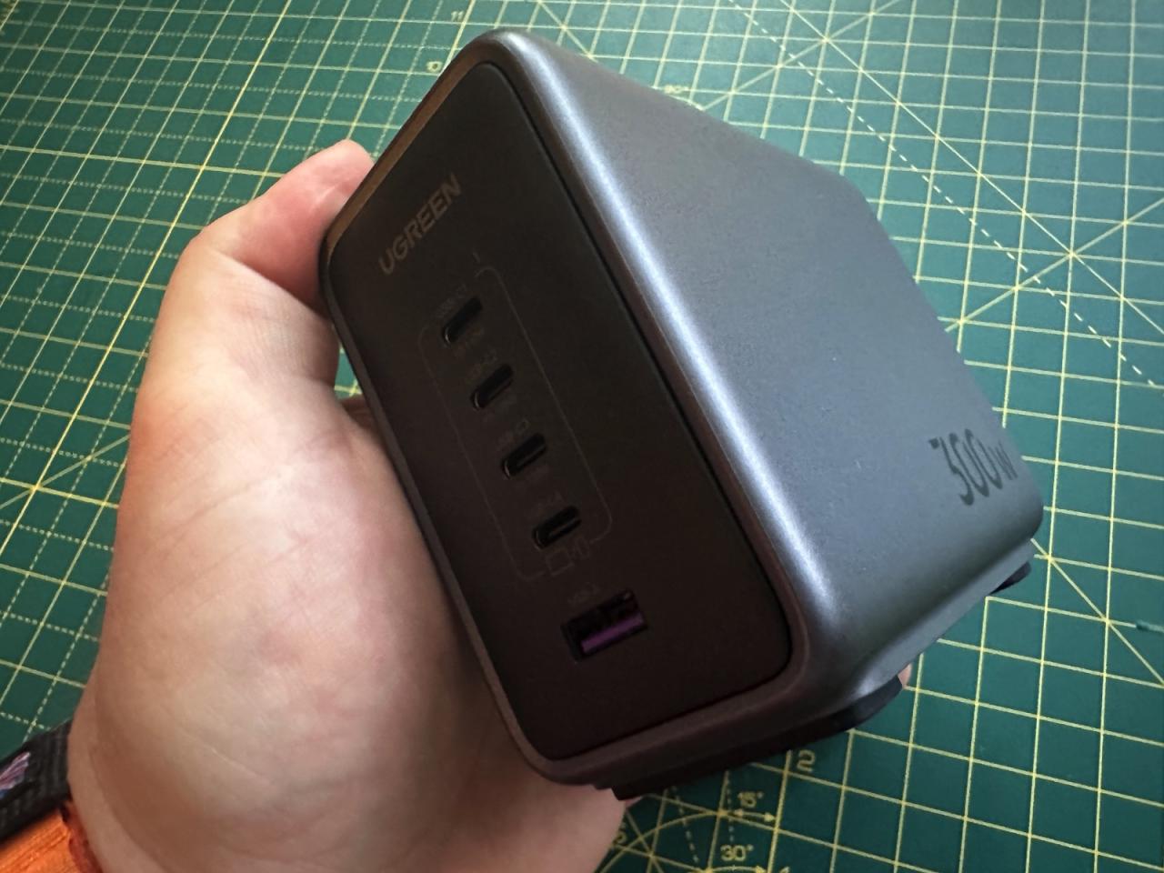 Ugreen Nexode 300W GaN 5 端口桌面充电站