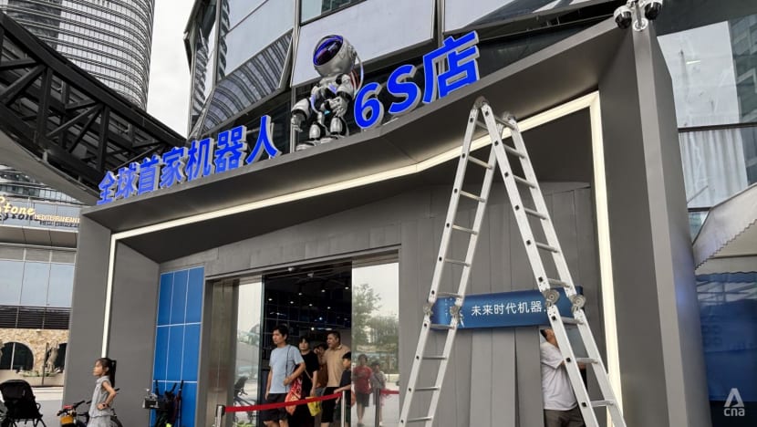 深圳龙岗区的 Future Era 机器人商店，被誉为全球首家“6S”机器人商店，于 2025 年 7 月下旬开业。（照片：CNA/Melody Chan）