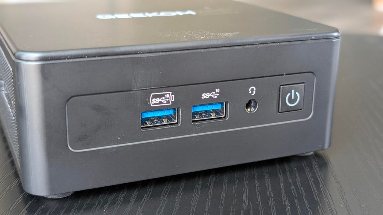 Geekcom IT 15 迷你 PC 的前面板