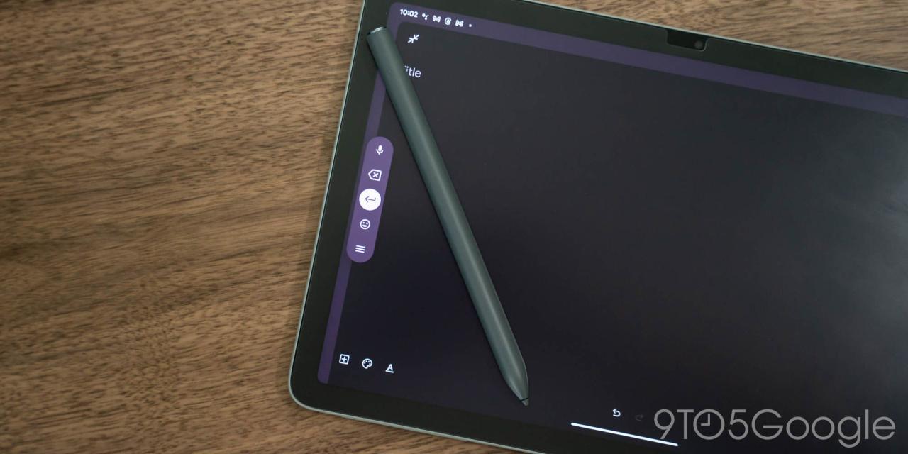 未发布的 Google Pixel Tablet Pen 放置在 Pixel Tablet 上