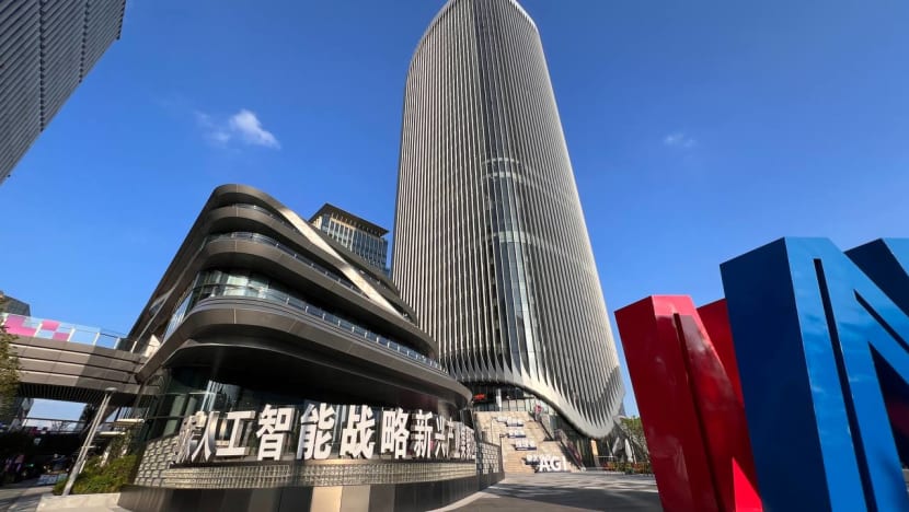 上海基础模型创新中心是开发大规模 AI 模型的关键枢纽，旨在加速研究、产业采用和全球合作，推动上海成为世界级 AI 强国。（照片：… CNA/Bong Xin Ying）