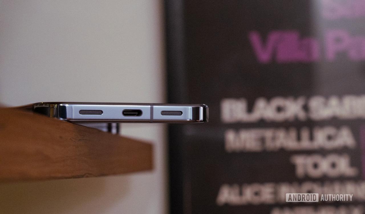 Pixel 10 Pro XL 扬声器在架子上