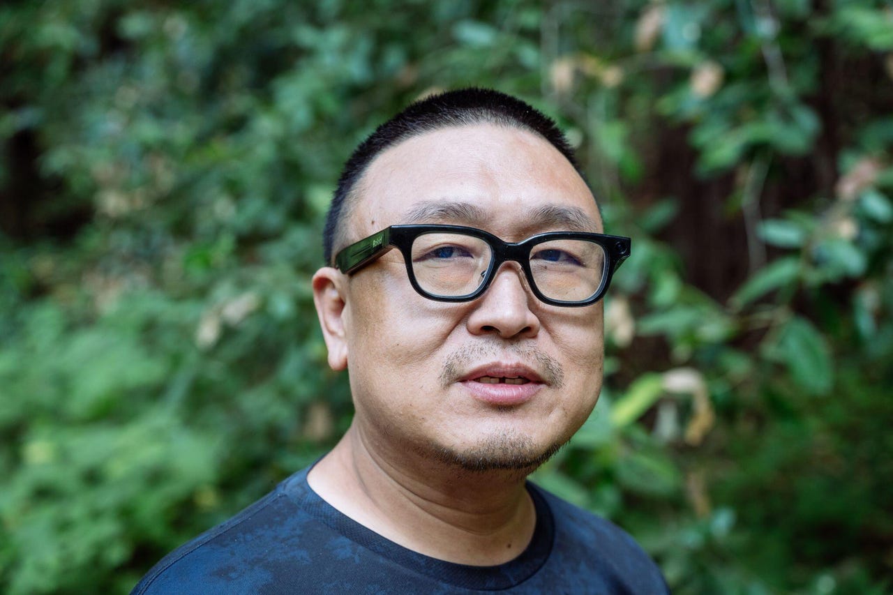 Rokid 高管梁冠佩戴 Rokid Glasses