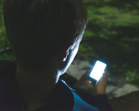 青少年使用手机