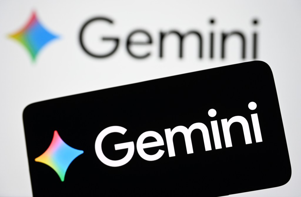 在智能手机上看到的由 Google AI 开发的生成式人工智能聊天机器人 Gemini 标志