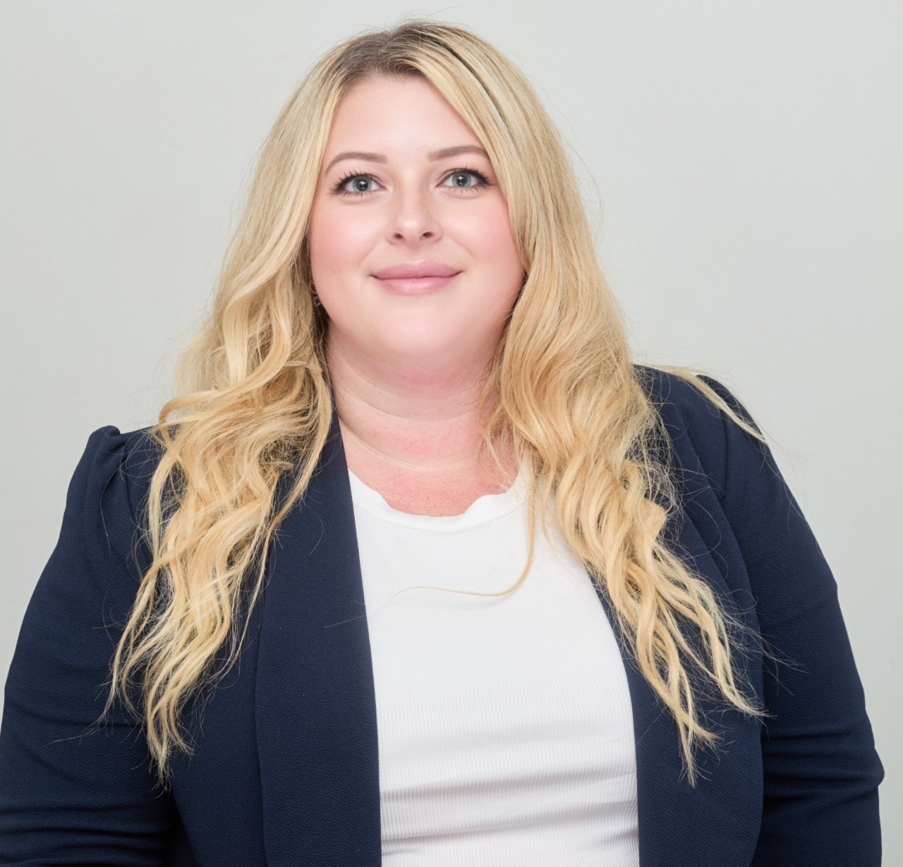 AI 演员蒂莉·诺伍德引发好莱坞争议：人工智能与创意的碰撞