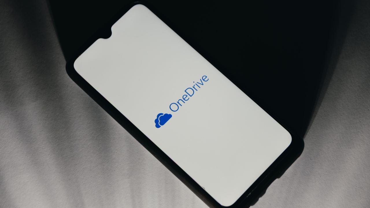 智能手机屏幕上显示 OneDrive 标志