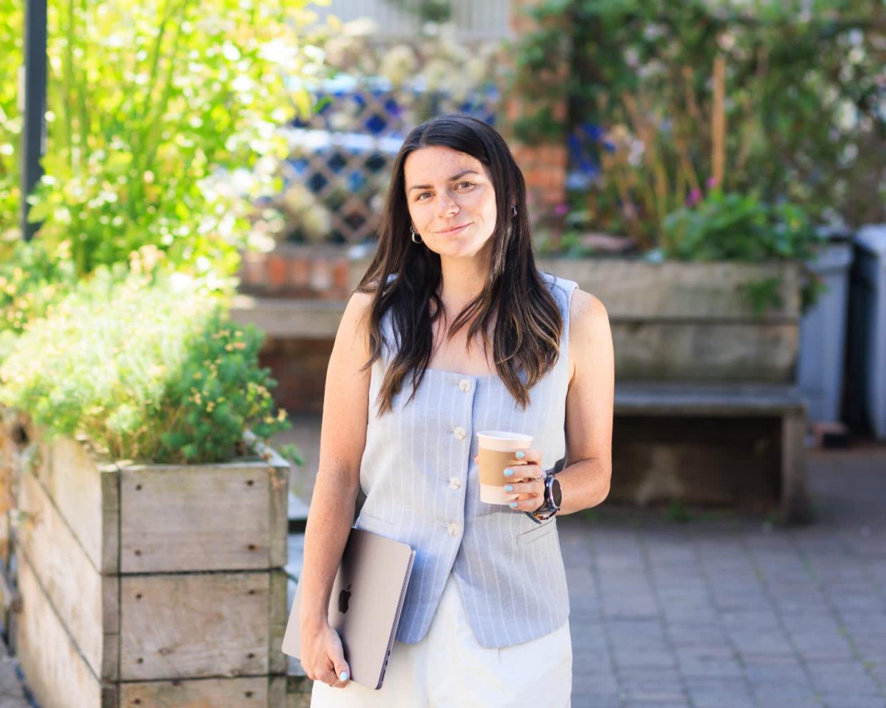 英伟达业绩提振全球科技股，AI 泡沫担忧缓解