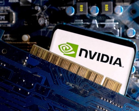 Nvidia 标志的智能手机放在电脑主板上