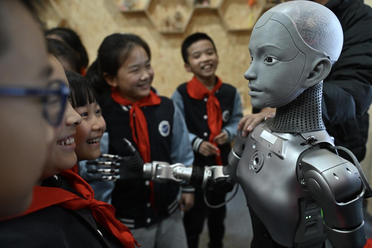 AI 机器人模仿人类行为：全球竞赛与技术突破