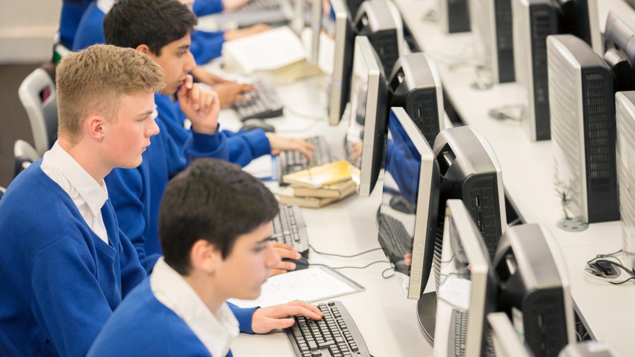 英国学校课程大改革：减少 GCSE 考试，新增 AI 与预算管理课程