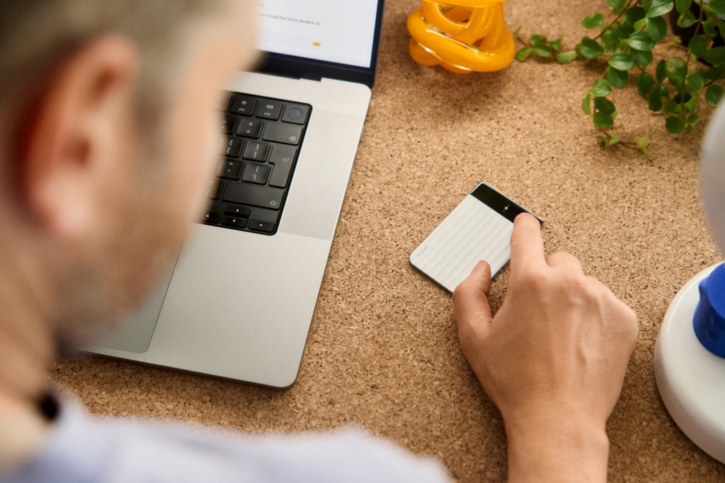 Plaud Note Pro 登陆新加坡：全球首款实时引导 AI 的智能录音笔开售