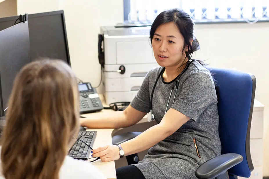 NHS 推动医疗行业广泛应用 AI 智能记录助手,提升诊疗效率 NHS 推动医疗行业广泛应用 AI 智能记录助手,提升诊疗效率