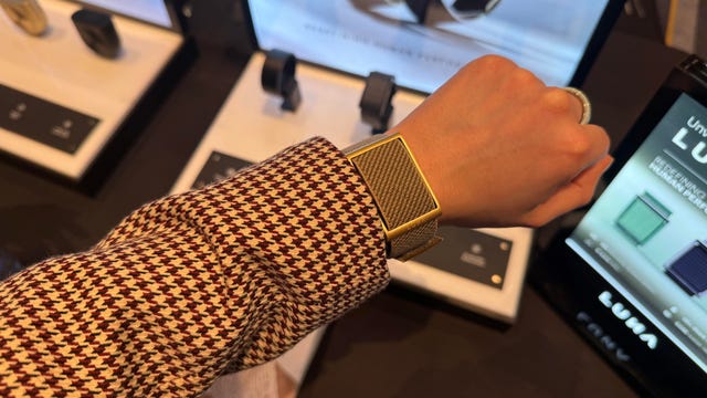 CES 2026 智能穿戴新品盘点:从智能戒指到手表,未来感与时尚感并存 CES 2026 智能穿戴新品盘点:从智能戒指到手表,未来感与时尚感并存