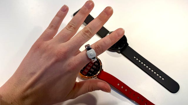 CES 2026 智能穿戴新品盘点:从智能戒指到手表,未来感与时尚感并存 CES 2026 智能穿戴新品盘点:从智能戒指到手表,未来感与时尚感并存