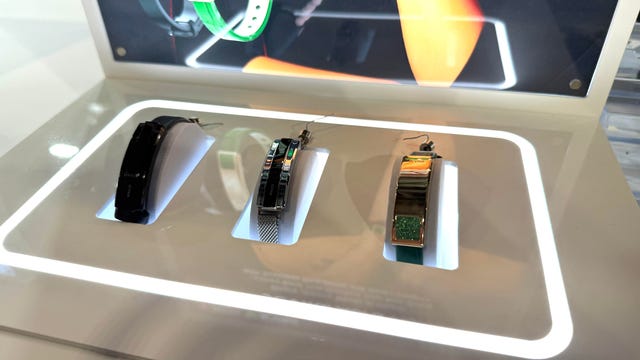 CES 2026 智能穿戴新品盘点:从智能戒指到手表,未来感与时尚感并存 CES 2026 智能穿戴新品盘点:从智能戒指到手表,未来感与时尚感并存