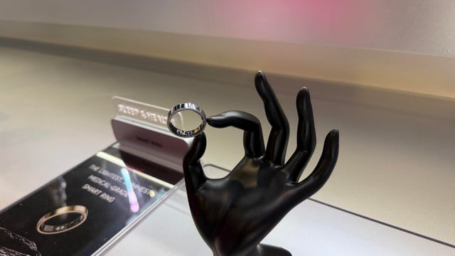 CES 2026 智能穿戴新品盘点:从智能戒指到手表,未来感与时尚感并存 CES 2026 智能穿戴新品盘点:从智能戒指到手表,未来感与时尚感并存