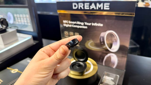 CES 2026 智能穿戴新品盘点:从智能戒指到手表,未来感与时尚感并存 CES 2026 智能穿戴新品盘点:从智能戒指到手表,未来感与时尚感并存